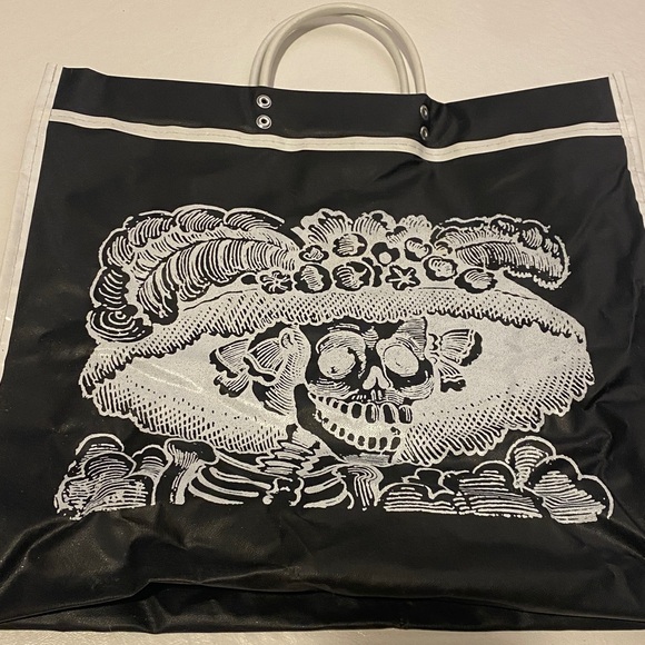 Black and White vinyl Tote Bag with dia de los muertos Skeleton Design - Picture 1 of 2